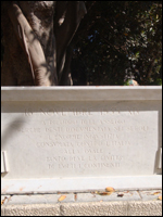 La lapide che ricorda le sanzioni decretate nel 1939 dalla Societ delle Nazioni all'Italia Fascista dopo l'aggressioni all'Etiopia (ingresso della Villa Elena